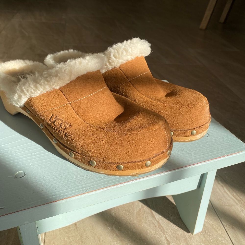 W8 UGGS WOODEN HEEL CLOGS